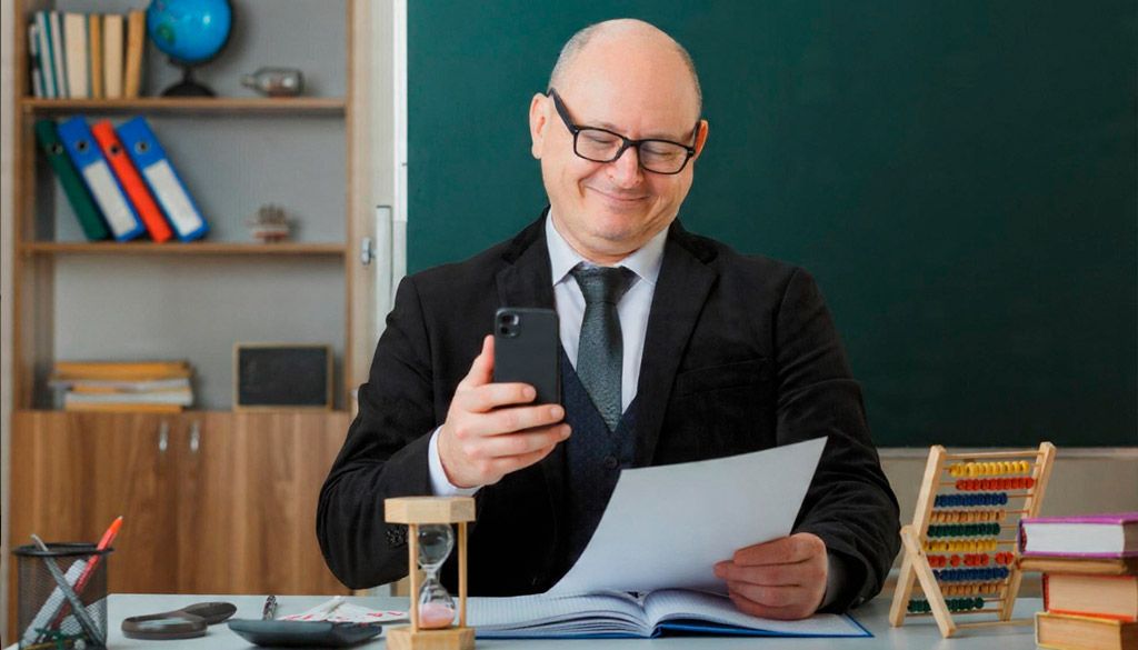 profesor haciendo foto a examen